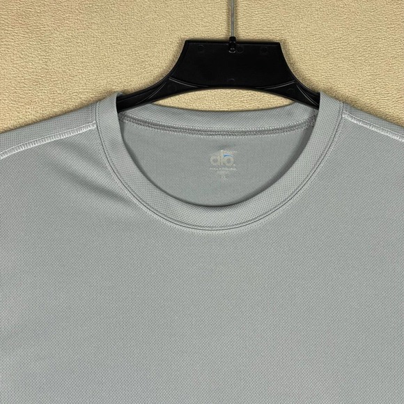 ALO Yoga Men's Gray Long Sleeve Shirt - Picture 2 of 10